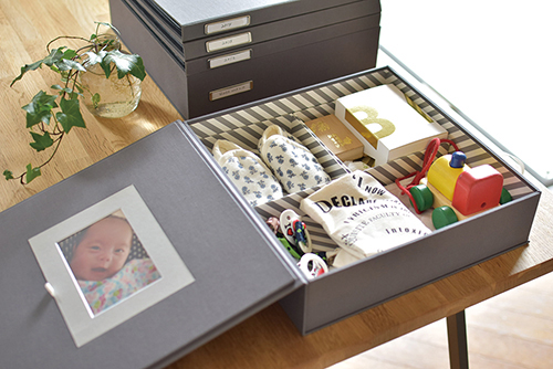 思い出をぎゅっと1つに 「本棚に立てておけるメモリアルボックス」Web