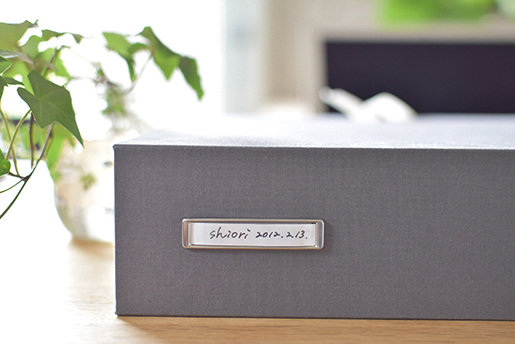 思い出をぎゅっと1つに 「本棚に立てておけるメモリアルボックス」Web