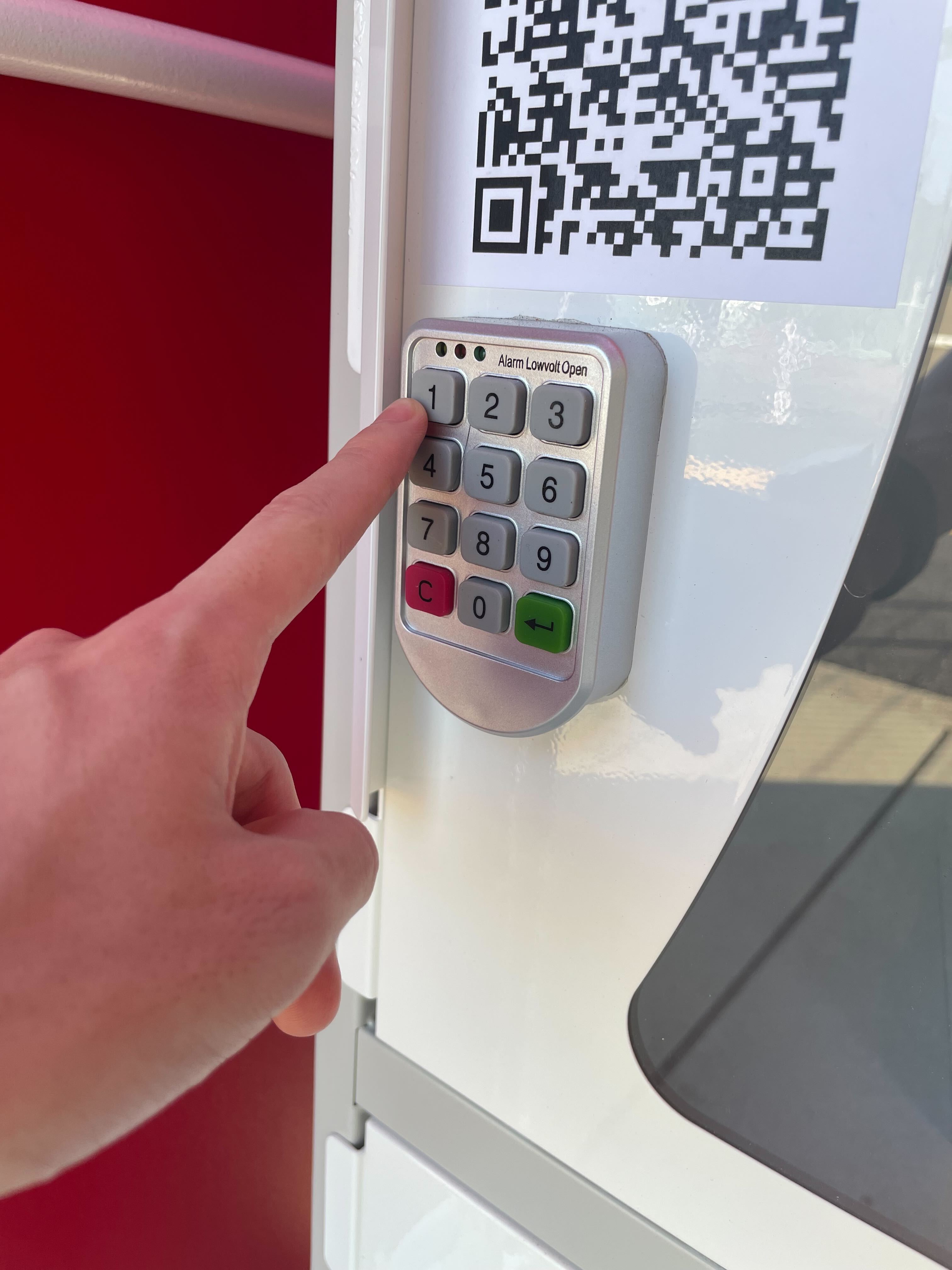 キャッシュレス決済対応のロッカー型自販機「OUTLET自販機2」新登場